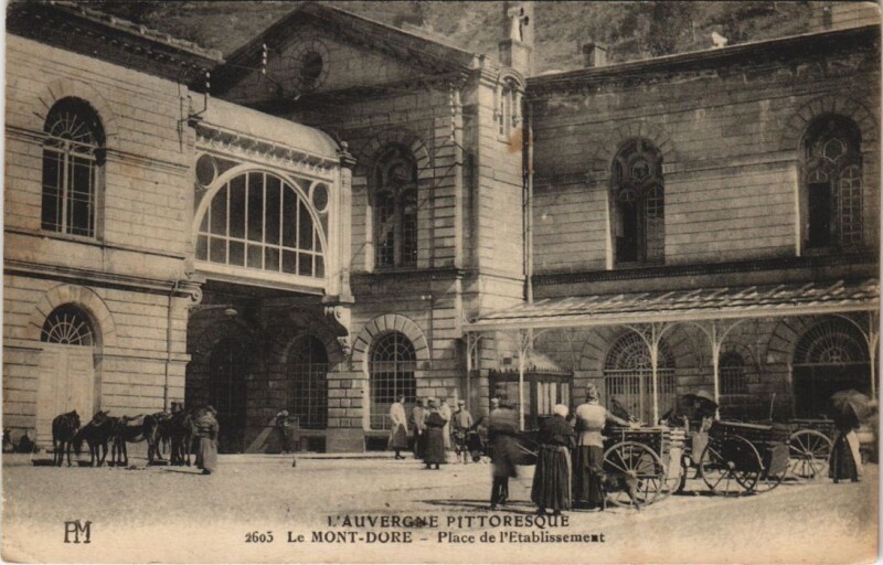 Carte postale ancienne Le Mont Dore Place de l'Etablissement à Mont-Dore
