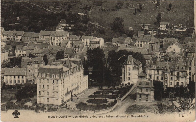 Carte postale ancienne Le Mont Dore Hotels princiers: International et Grand Hotel à Mont-Dore