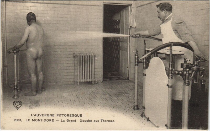 Carte postale ancienne Le Mont Dore Le Grand Douche aux Thermes à Mont-Dore