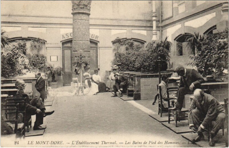 Carte postale ancienne Le Mont Dore Etablissement Thermal , Bains de Pied à Mont-Dore