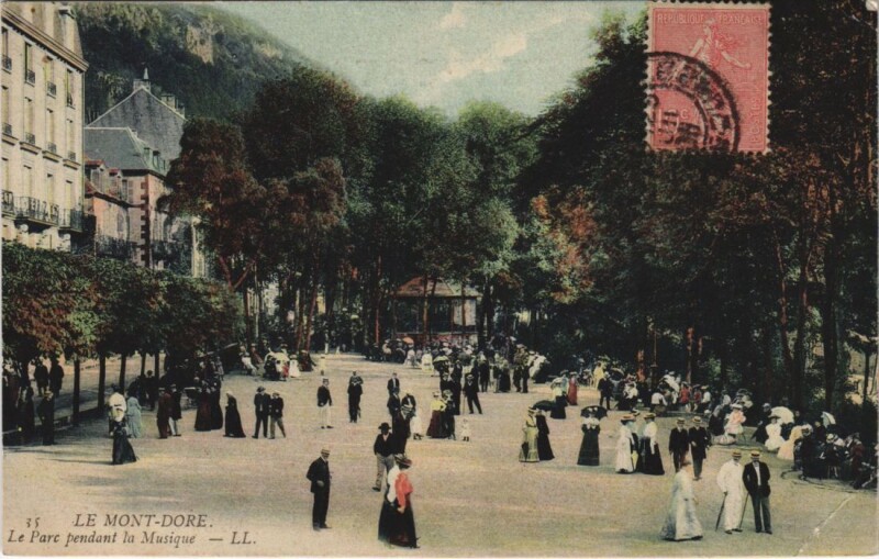 Carte postale ancienne Le Mont Dore Le Parc pendant la Musique à Mont-Dore