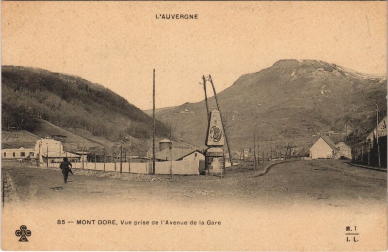 Carte postale ancienne Le Mont Dore vue prise de l'Avenue de la Gare à Mont-Dore