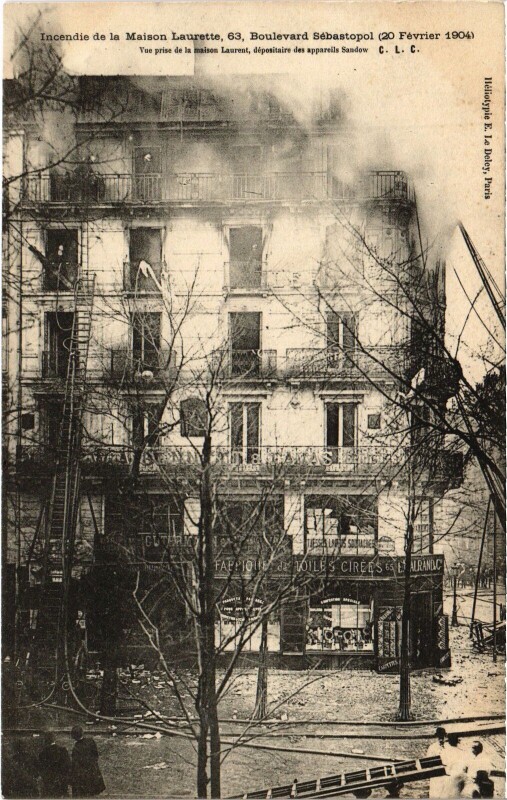 Carte postale ancienne Incendie de la Maison Laurette à Paris 1er