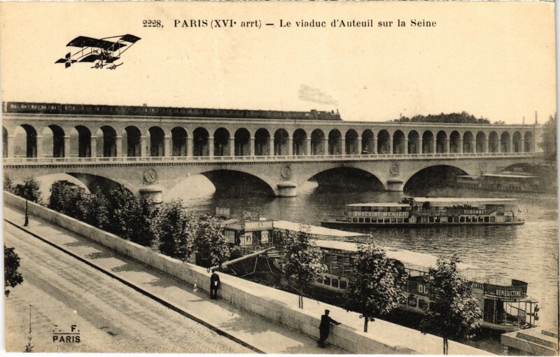 Carte postale ancienne Le viaduc d'Auteuil sur la Seine à Paris 16e