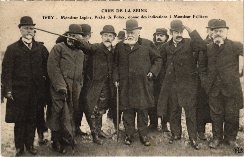 Carte postale ancienne Ivry Crue De La Seine Mr Lepine Prefet De Police Donne Des Indications à Ivry-sur-Seine