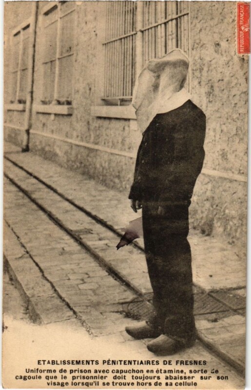 Carte postale ancienne Fresnes Uniforme de prison avec capuchon France à Fresnes