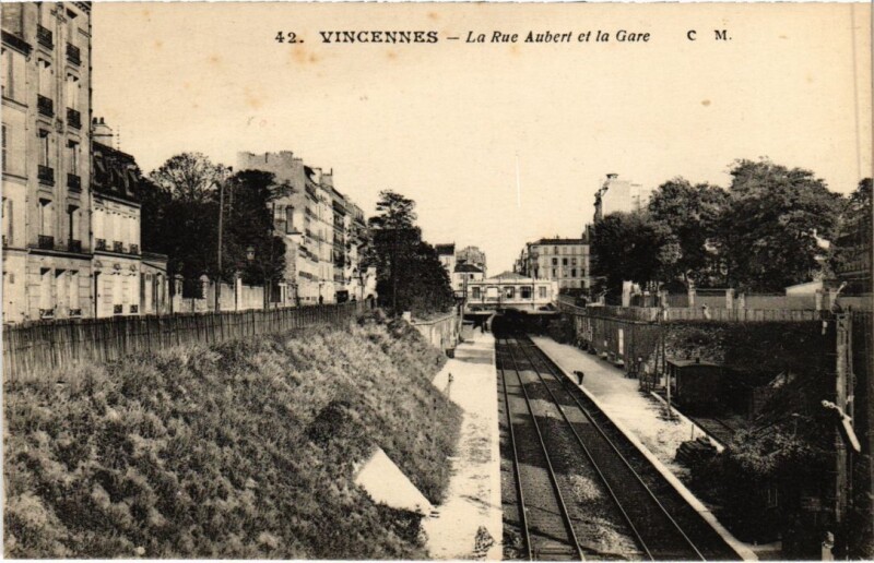 Carte postale ancienne Vincennes La Rue Aubert et la Gare France à Vincennes