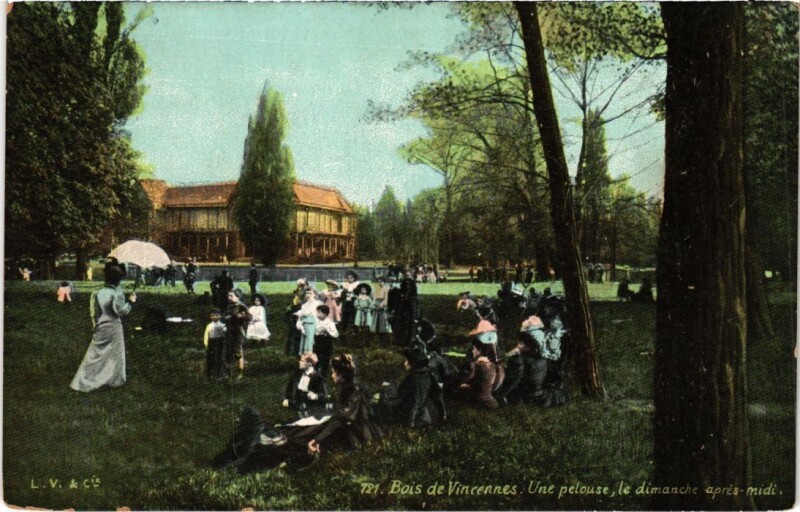 Carte postale ancienne Vincennes Une pelouse, le dimanche apres-midi France à Vincennes