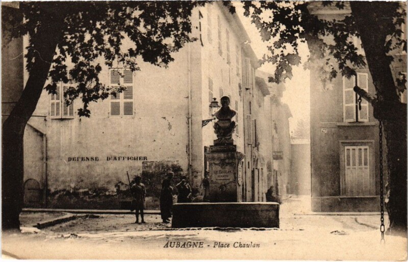 Carte postale ancienne Aubagne Place Chaulan à Aubagne