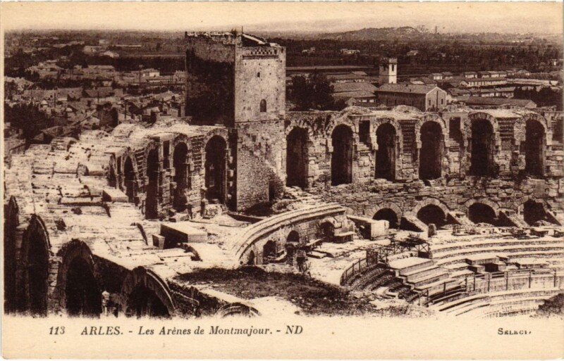 Carte postale ancienne Arles Les Arenes de Montmajour à Arles