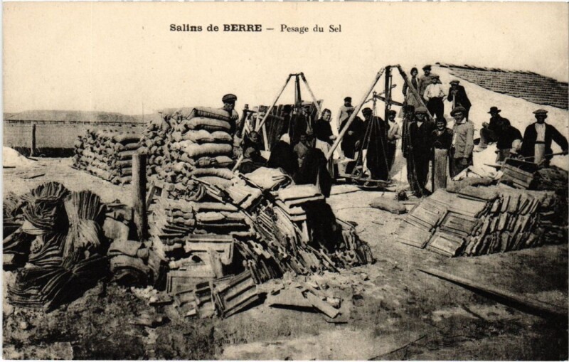 Carte postale ancienne Berre-l'Etang Salins de Berre - Pesage du Sel