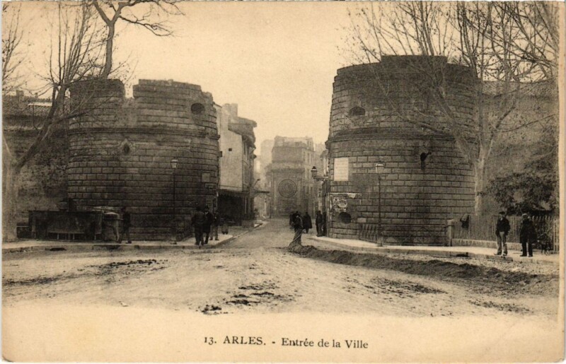 Carte postale ancienne Arles Entree de la Ville à Arles