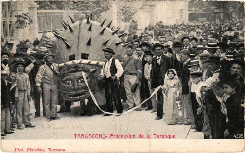 Carte postale ancienne Tarascon Procession de la Tarasque à Tarascon