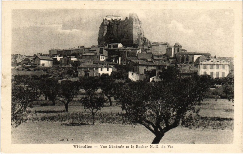 Carte postale ancienne Vitrolles Vue Generale et le Rocher N.-D. De Vie à Vitrolles