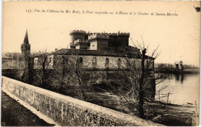 Carte postale ancienne Tarascon Vue du Chateau du Roi Rene - Le Pont Suspendu à Tarascon