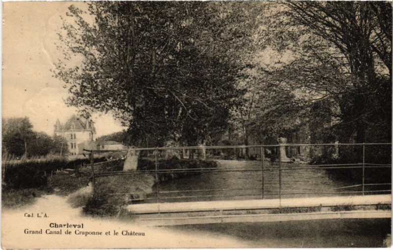Carte postale ancienne Charleval Grand Canal de Craponne et le Chateau à Charleval