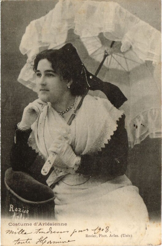 Carte postale ancienne Arles Costume d'Arlesienne - Femme - Type à Arles