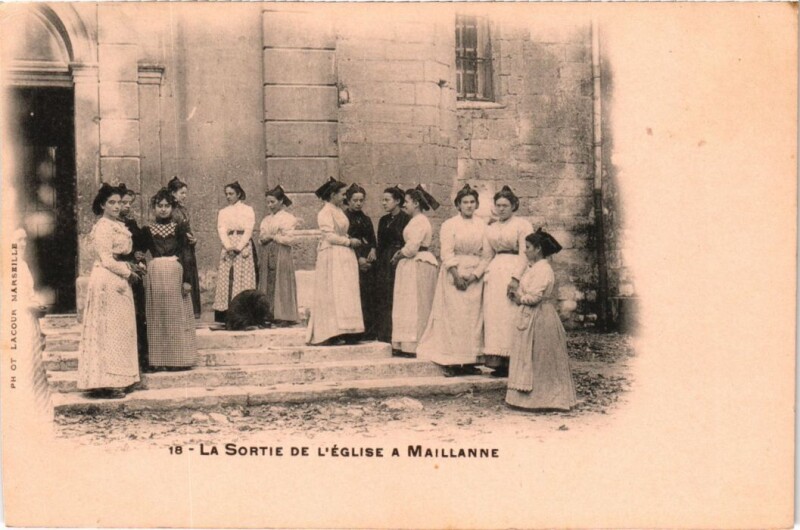 Carte postale ancienne Maillane La Sortie de l'Eglise à Maillane