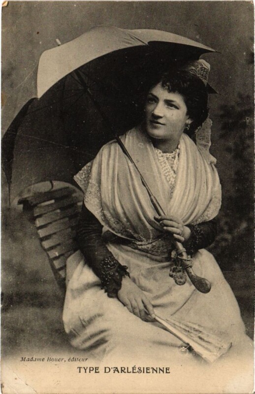 Carte postale ancienne Type d'Arlesienne - Femme - Type à Arles