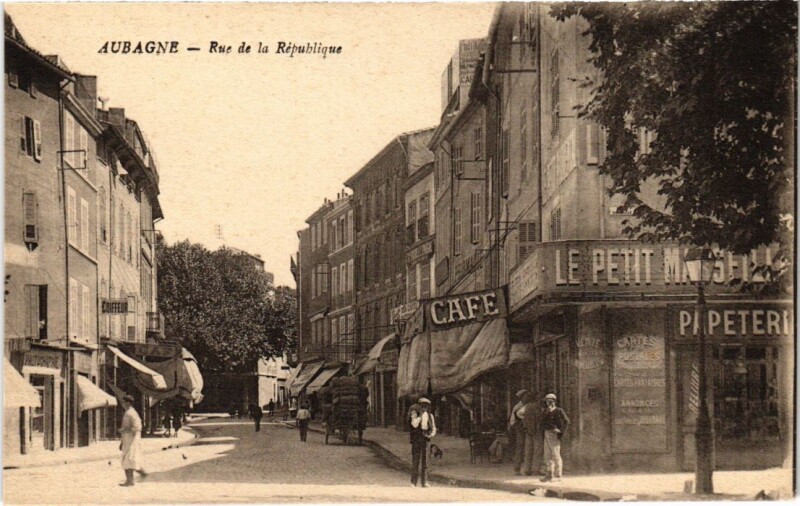 Carte postale ancienne Aubagne Rue de la Republique à Aubagne
