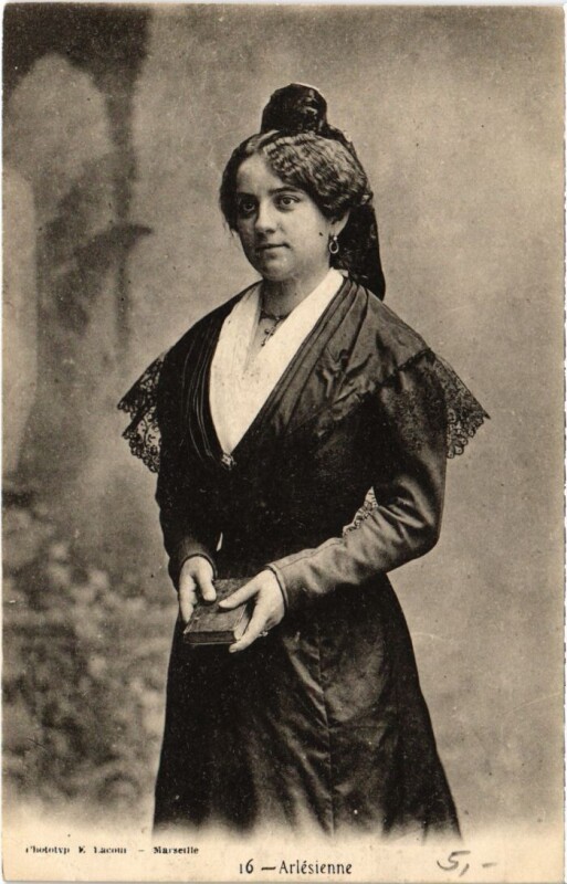Carte postale ancienne Arles Arlesienne - Femme - Type à Arles