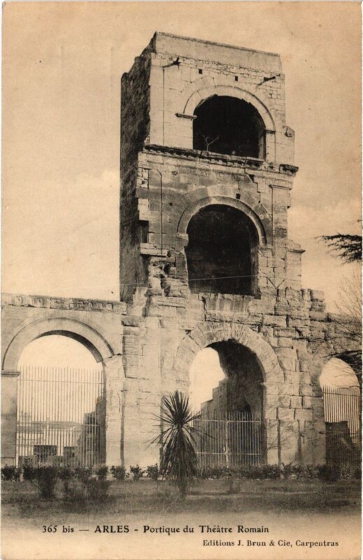 Carte postale ancienne Arles Portique du Theatre Romain à Arles