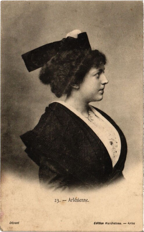 Carte postale ancienne Arles Arlesienne - Femme - Type à Arles