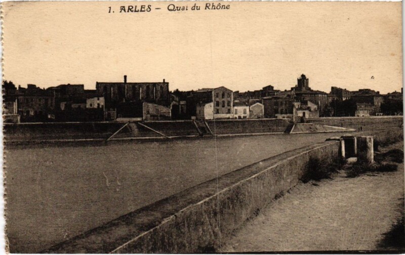 Carte postale ancienne Arles Quai du Rhone à Arles