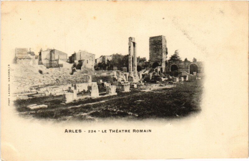 Carte postale ancienne Arles Le Theatre Romain à Arles