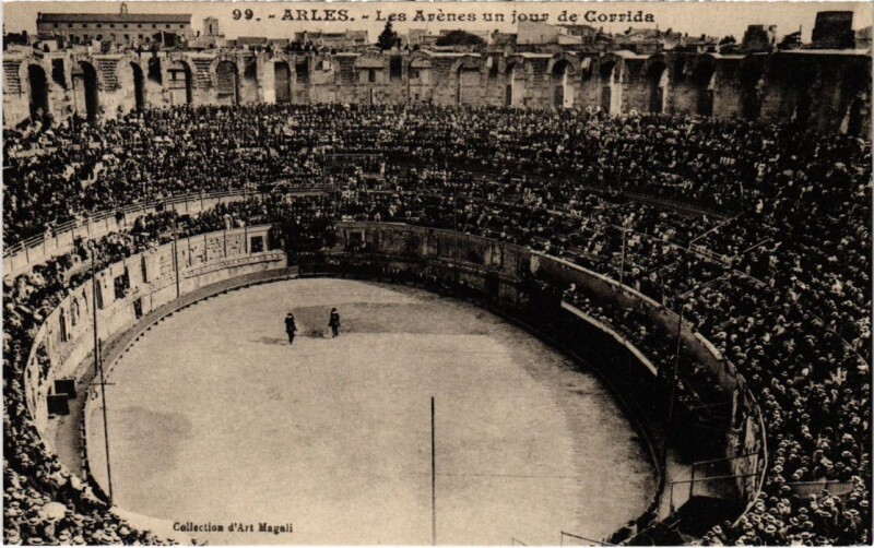 Carte postale ancienne Arles Les Arenes un Jour de Corrida à Arles