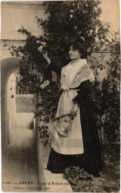 Carte postale ancienne Arles Type d'Arlesienne - Femme - Type à Arles