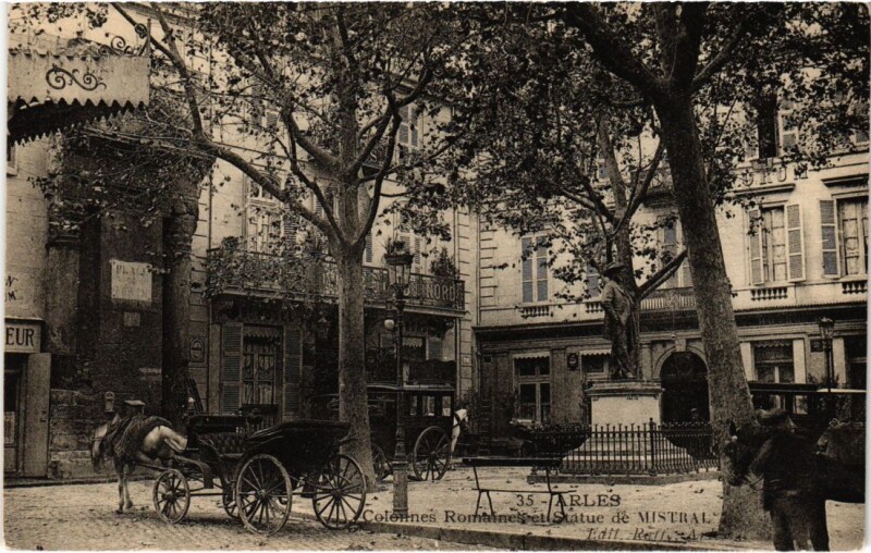 Carte postale ancienne Arles Colonnes Romaines et Statue de Mistral à Arles