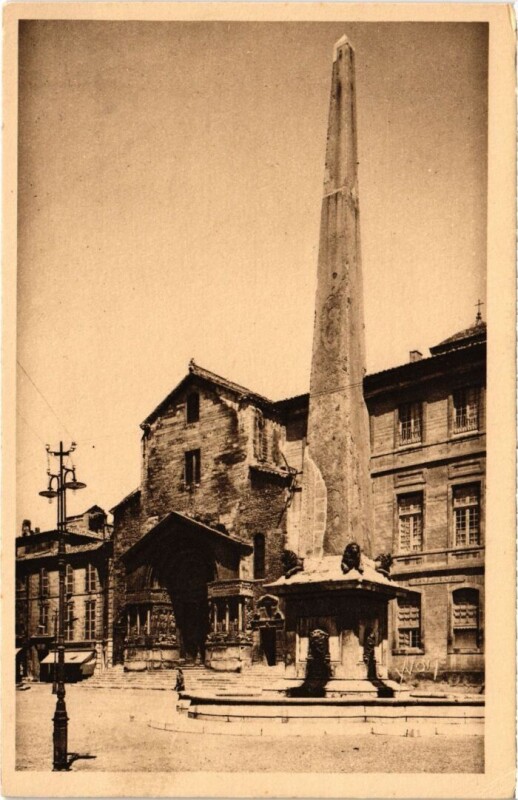 Carte postale ancienne Arles Cathedrale Saint-Trophime - L'Obelisque Romain à Arles