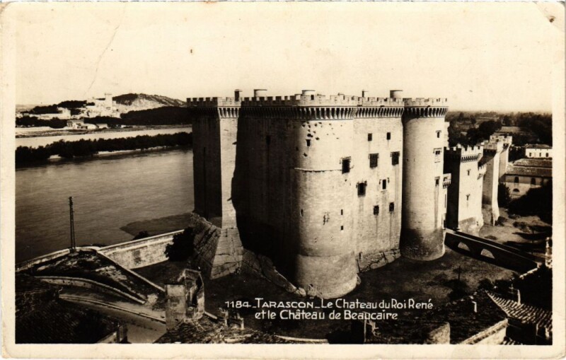Carte postale ancienne Tarascon Le Chateau du Roi Rene et le Chateau de Beaucaire à Tarascon