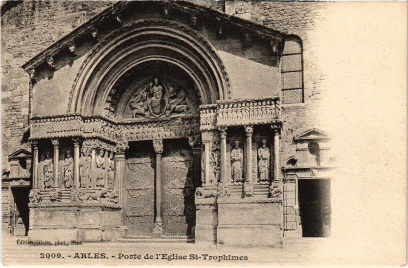 Carte postale ancienne Arles Porte de l'Eglise Saint-Trophime à Arles