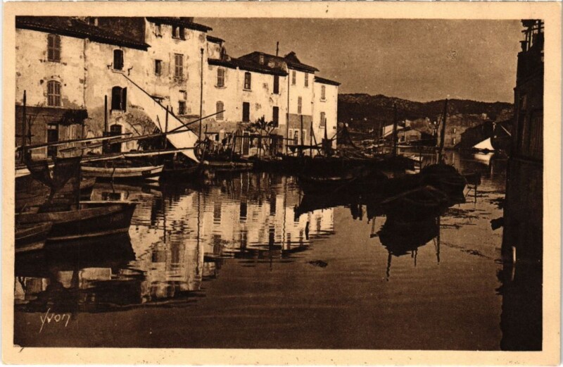 Carte postale ancienne Martigues Harbour Scene à Martigues