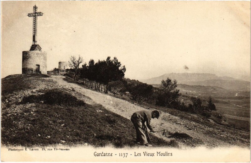 Carte postale ancienne Gardanne Les Vieux Moulins à Gardanne
