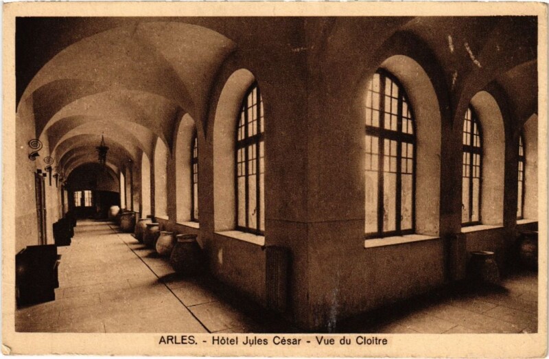 Carte postale ancienne Arles Hotel Jules Cesar - Vue du Cloitre à Arles