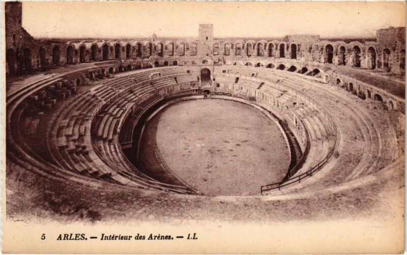 Carte postale ancienne Arles Interieur des Arenes à Arles