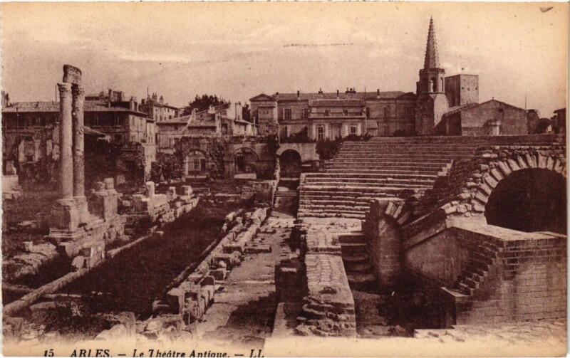 Carte postale ancienne Arles Le Theatre Antique à Arles