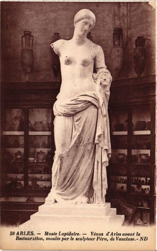 Carte postale ancienne Arles Musee Lapidaire - Venus d'Arles à Arles