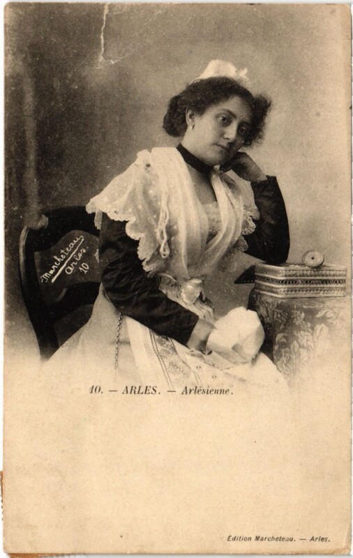 Carte postale ancienne Arles Arlesienne - Femme - Type à Arles