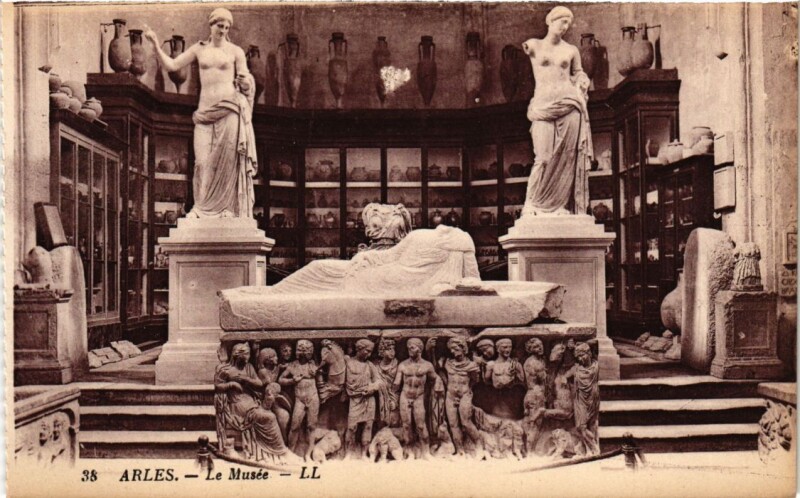 Carte postale ancienne Arles Le Musee à Arles