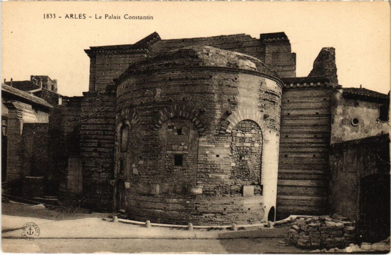 Carte postale ancienne Arles Le Palais Constantin à Arles