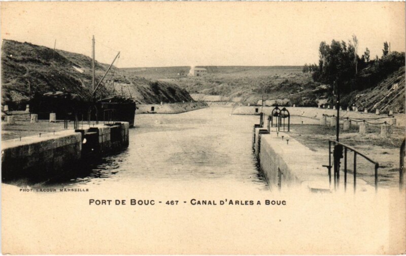 Carte postale ancienne Port-de-Bouc Canal d'Arles a Bouc à Arles