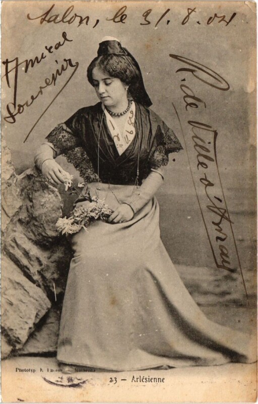 Carte postale ancienne Arles Arlesienne - Femme - Type à Arles
