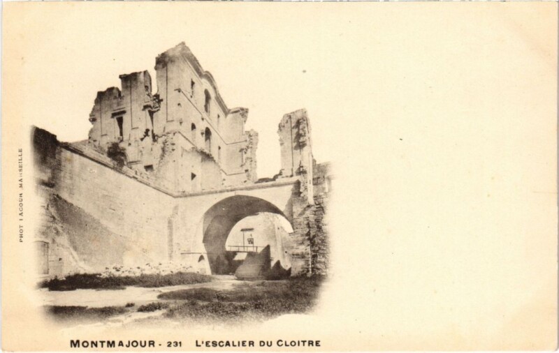Carte postale ancienne Montmajour - L'Escalier du Cloitre