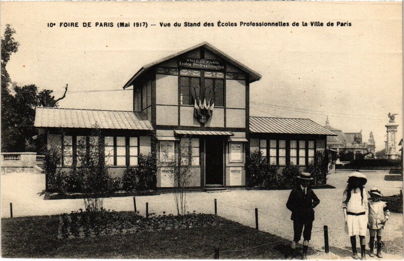 Carte postale ancienne 10e Foire de Paris (Mai 1917) - Vue du Stand des Ecoles Professionnelles de la Ville de Paris à Paris 7e