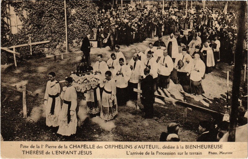 Carte postale ancienne Pose de la 1e Pierre de la chapelle des orphelins d'Auteuil, dédiée à la bienheureuse Thérèse de L'enfant Jésus - L'arrivée de la Procession sur le terrain à Paris 16e