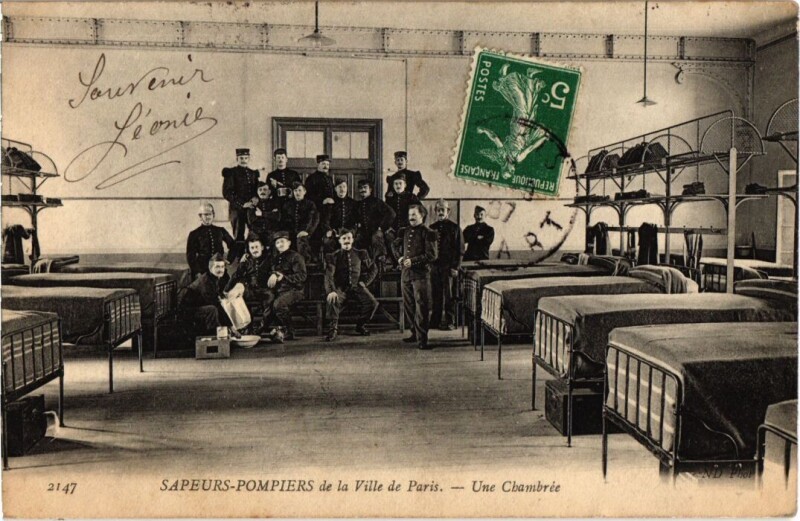 Carte postale ancienne Paris Petits Metiers Sapeurs-Pompiers Firefighters une chambree